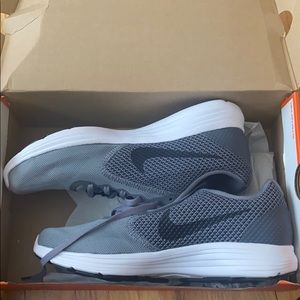 Nike Revolution 3 sneakers